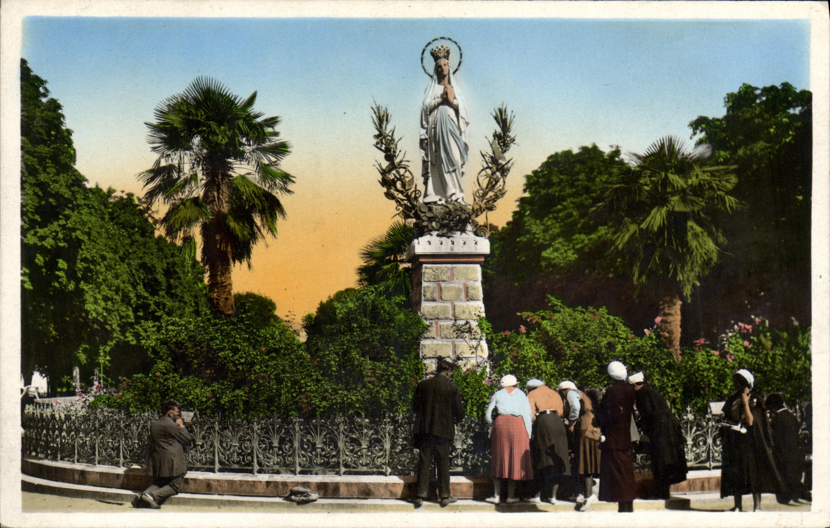 CPA Lourdes La Vierge Couronneee