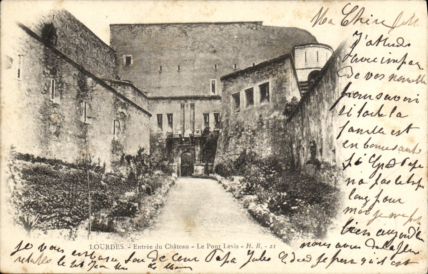 CPA Lourdes Entree du Chateau Le Pont Levis