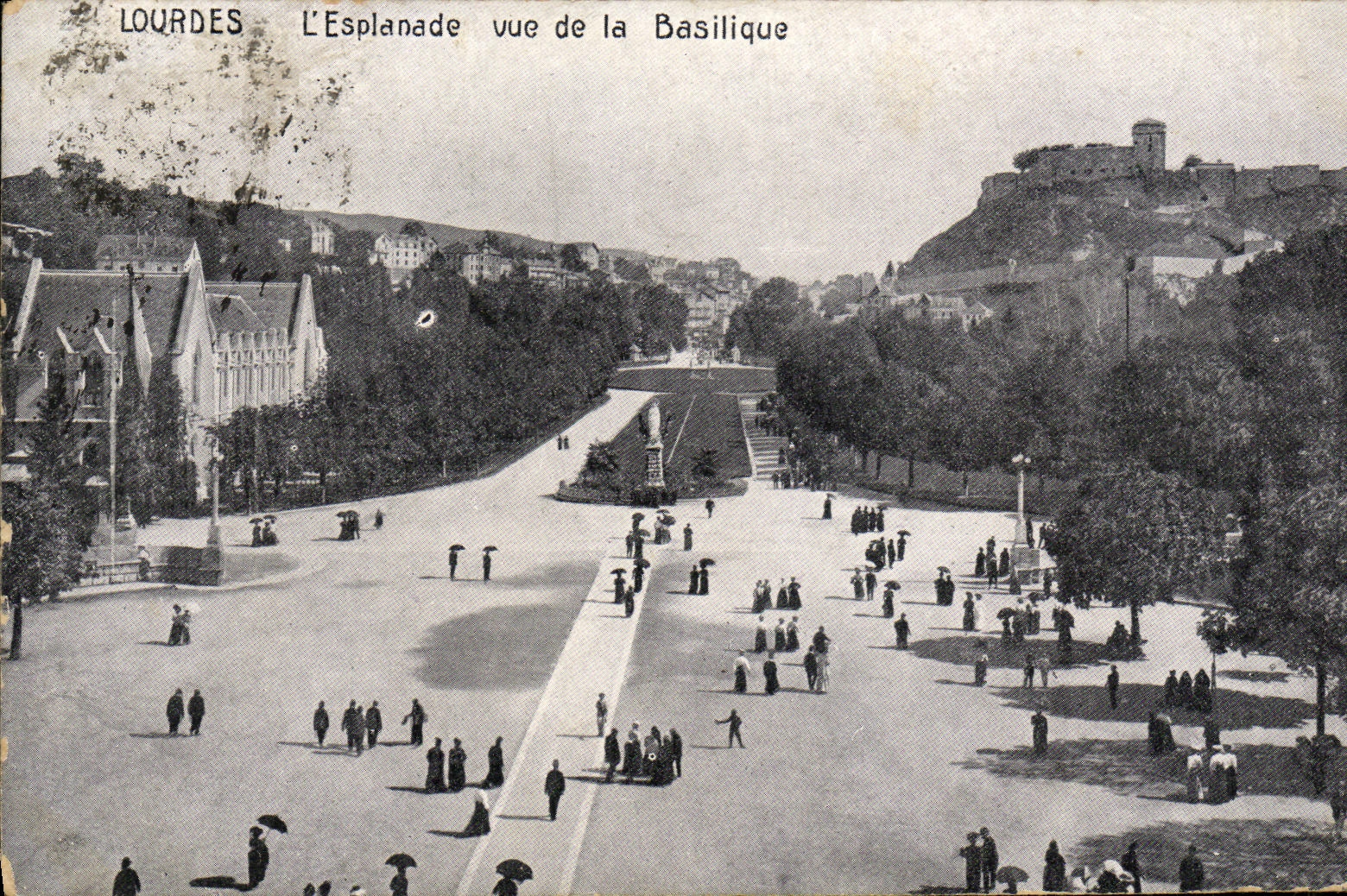 CPA Lourdes L Esplanade vue de la Basilique