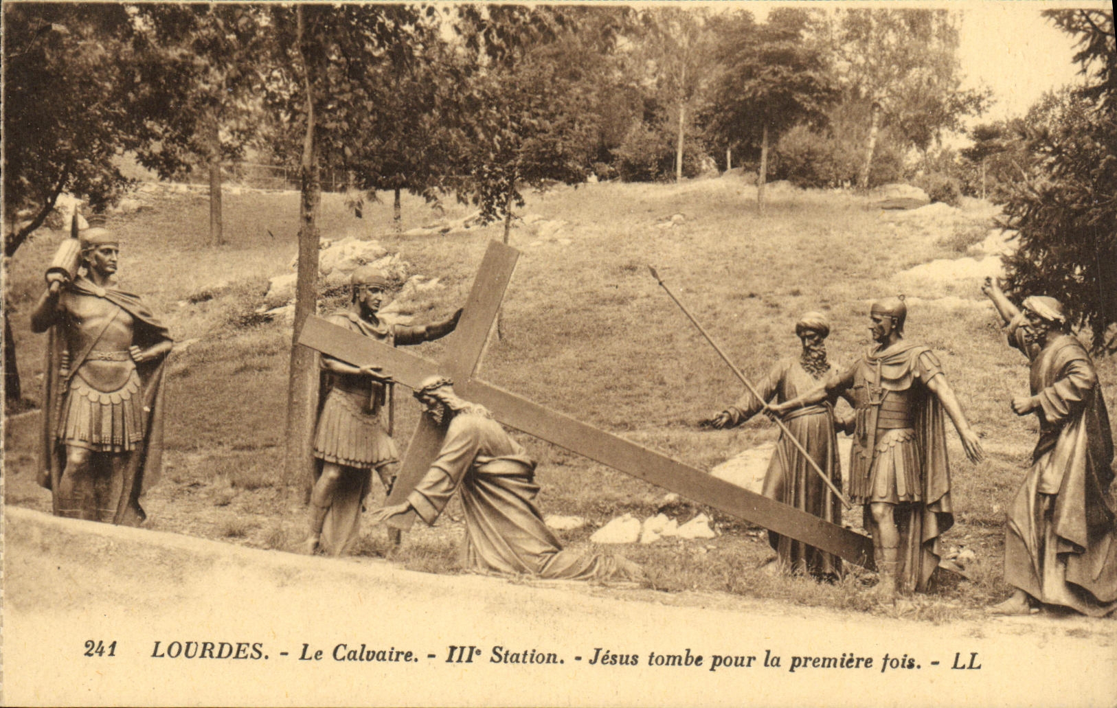CPA Lourdes Le Calvaire lll e Station Jesus tombe pour la permiere tois
