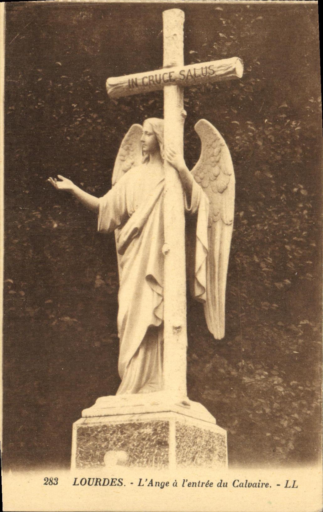CPA Lourdes L Ange a l entree du Calvaire