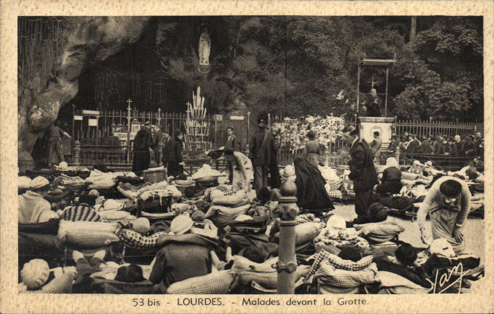 CPA Lourdes Malades devant la Grotte