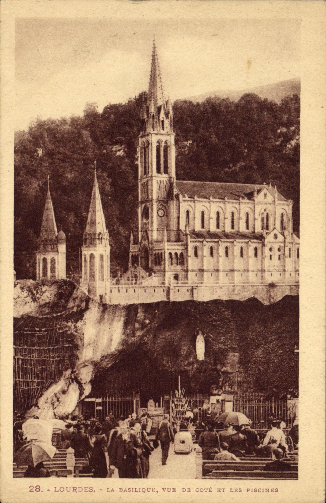 CPA Lourdes La Basilique vue de cote et les Piscines