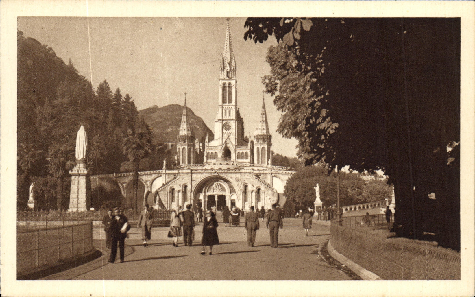 CPA Lourdes La Basilique et le Parvis 