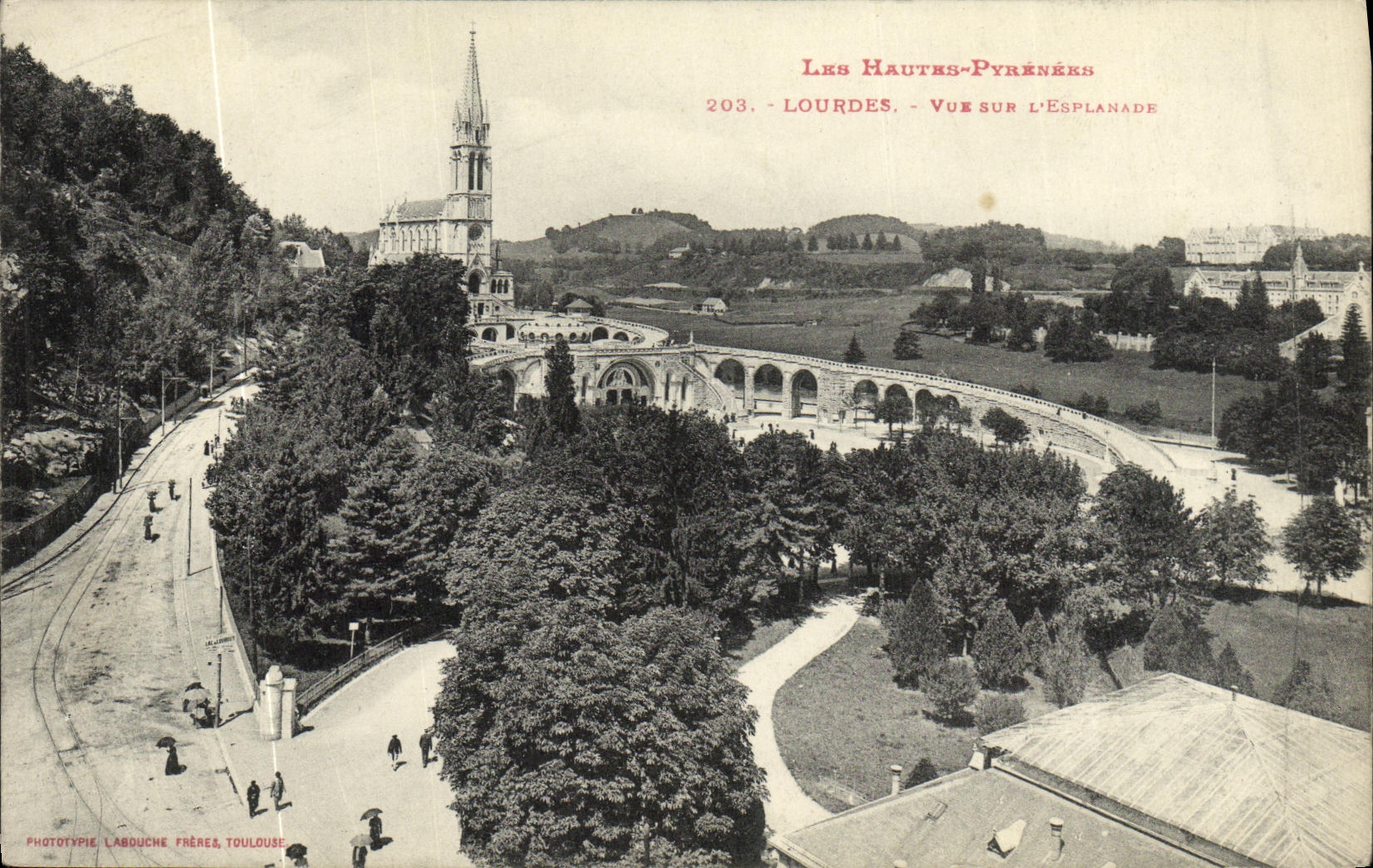 CPA Lourdes Vue sur L Esplanade