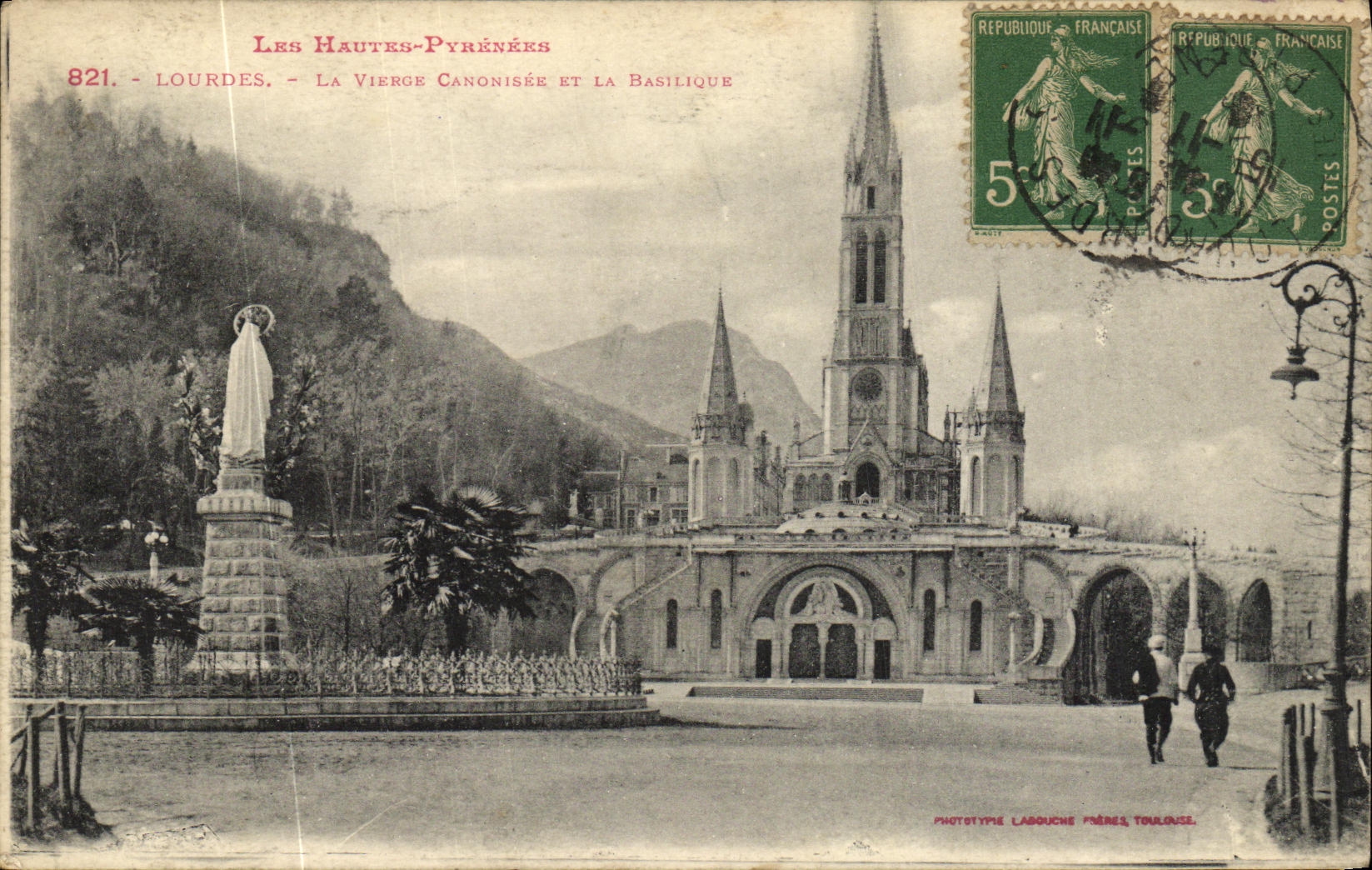 CPA Lourdes La Vierge Canonisee et la Basilique
