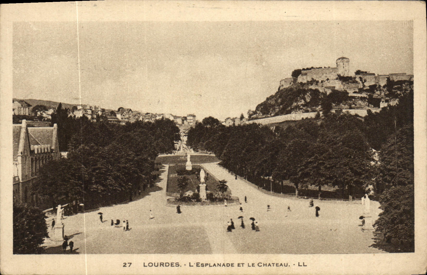 CPA Lourdes L Esplanade et le Chateau
