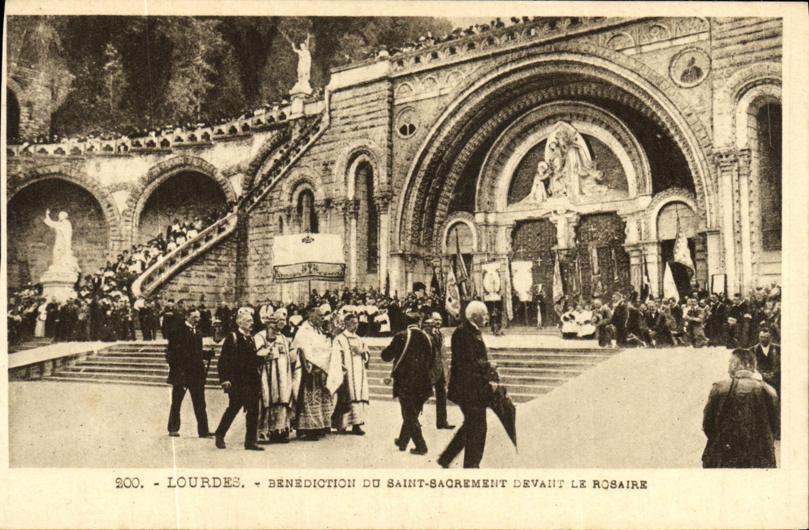 CPA Lourdes Benediction du Saint Sacrament Devant Le Rosaire