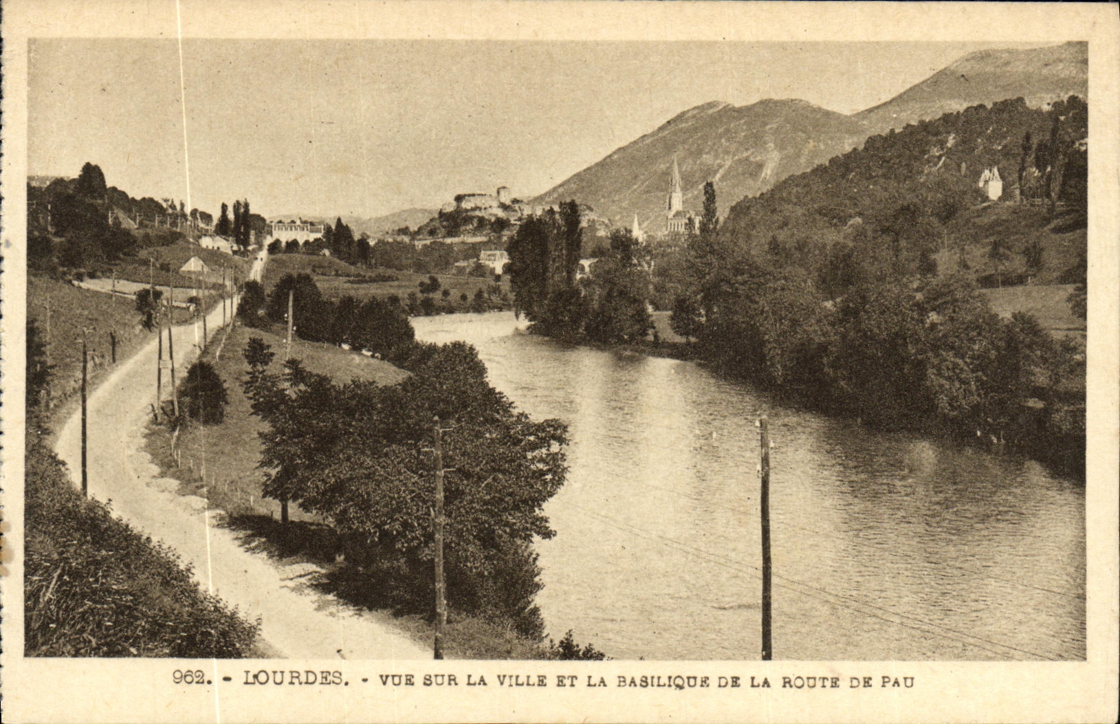 CPA Lourdes Vue sur la Ville et la Basilique de la Route de Pau