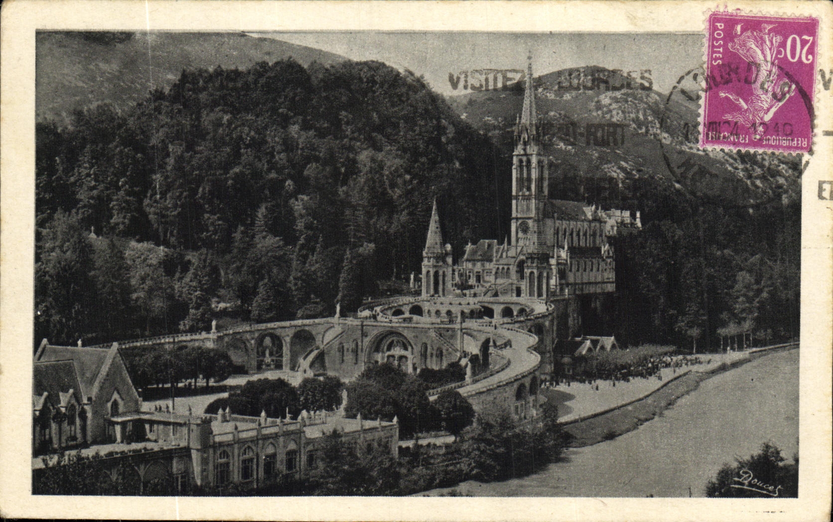 CPA Lourdes Vue d ensemble de la Basilique