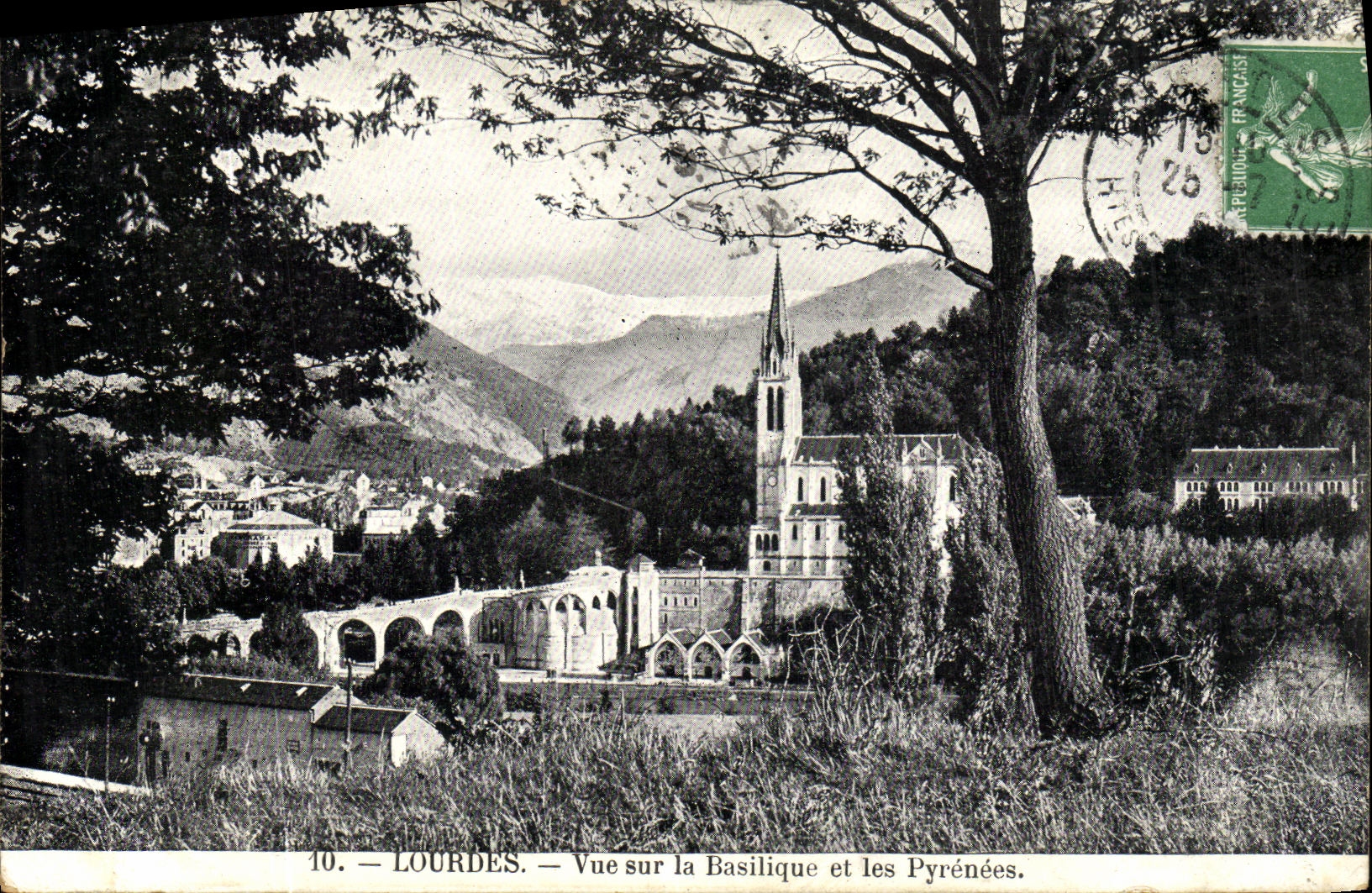 CPA Lourdes Vue sur la Basilique et les Pyrenees