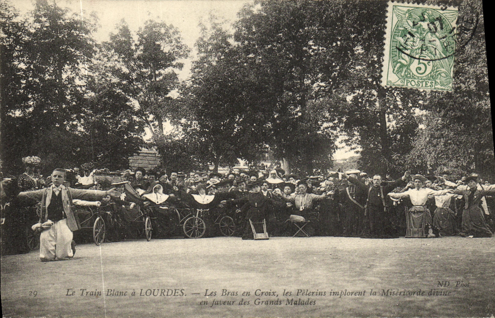 CPA Le Train Blanc a Lourdes Les Bras en Croix Les pelerins implorent la misericorde dviine en faveur des grands malade