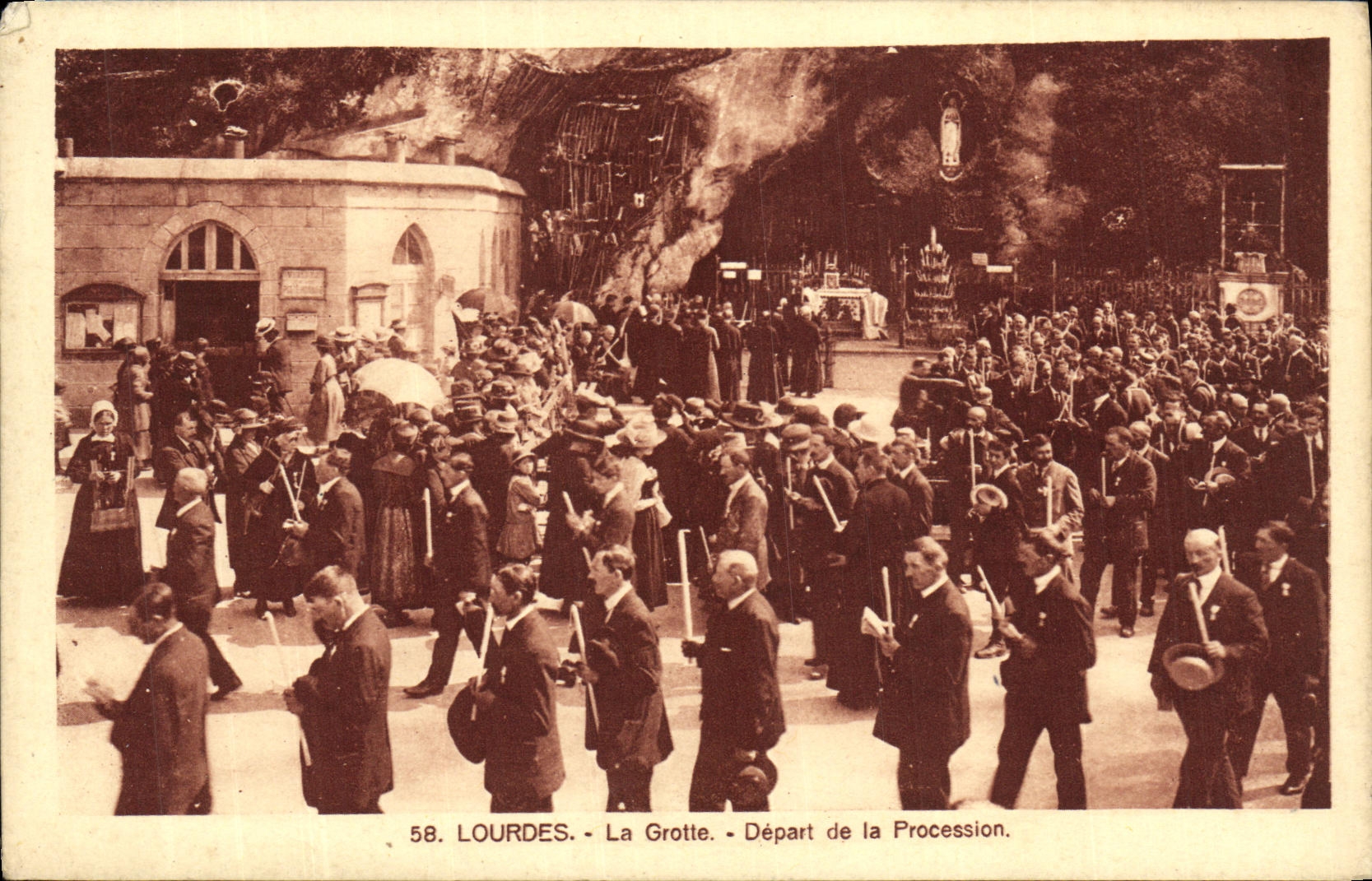 CPA Lourdes La Grotte Depart de la Procession