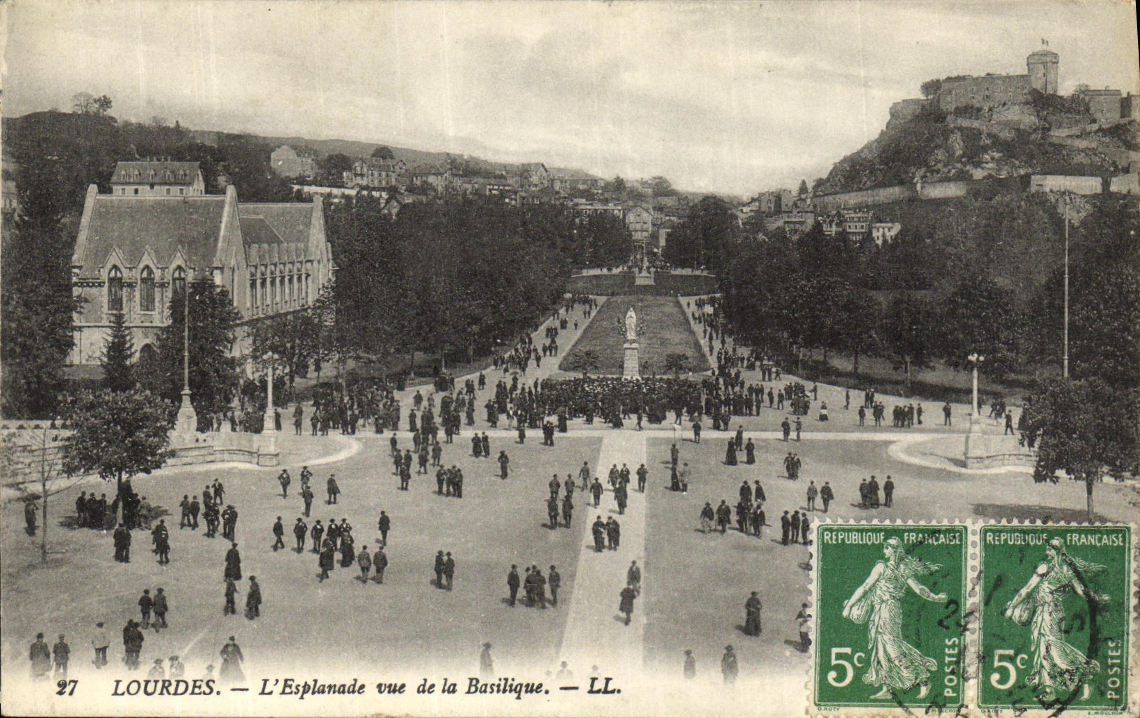 CPA Lourdes L Esplanade vue de la Basilique