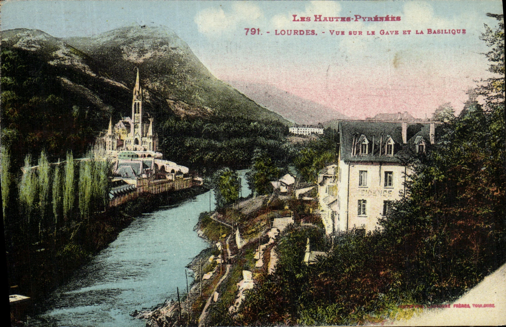 CPA Lourdes Vue sur le Gave et la Basilique