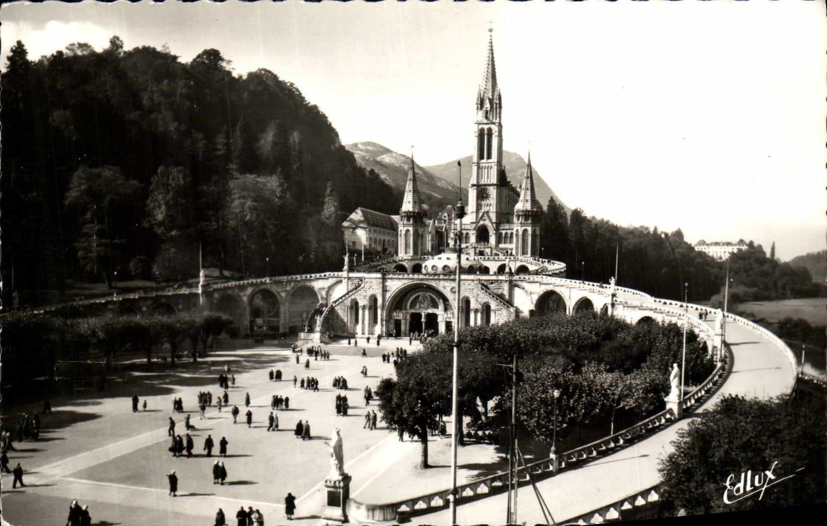 CPA Lourdes La Basilique et l Esplanade