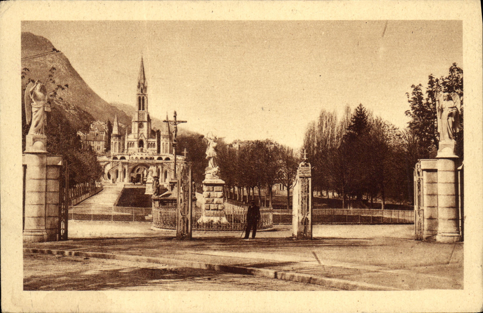 CPA Lourdes Entree de l Esplanade