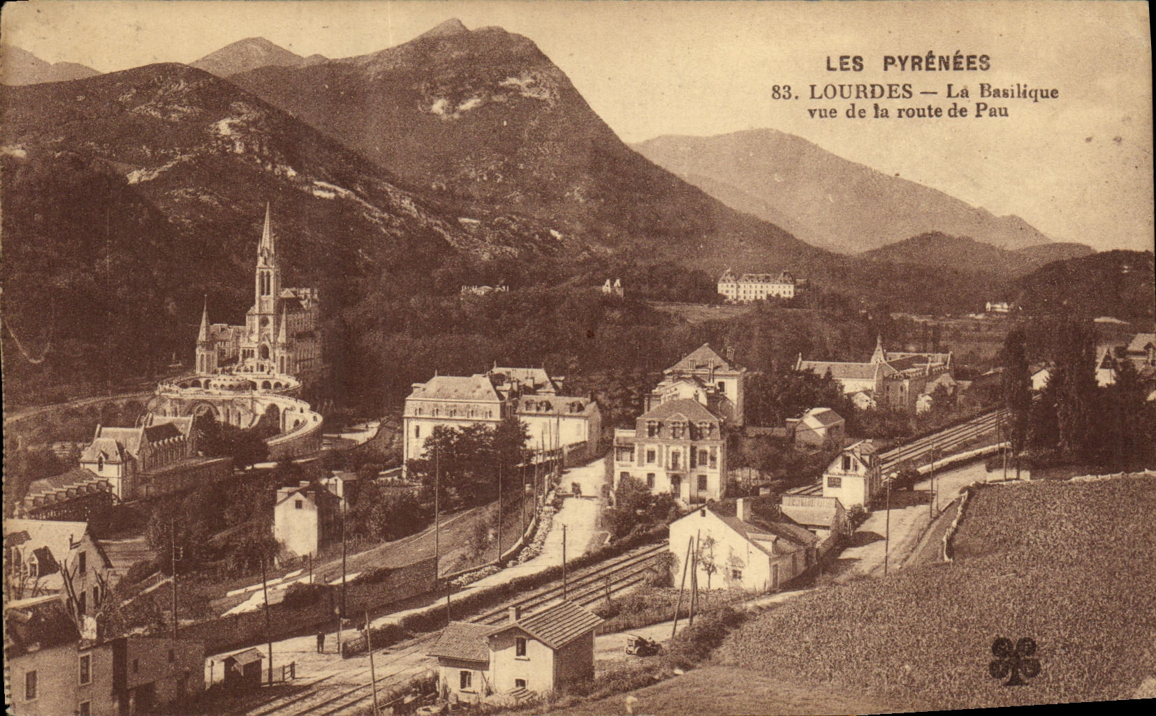 CPA Lourdes La Basilique vue de la route de Pau