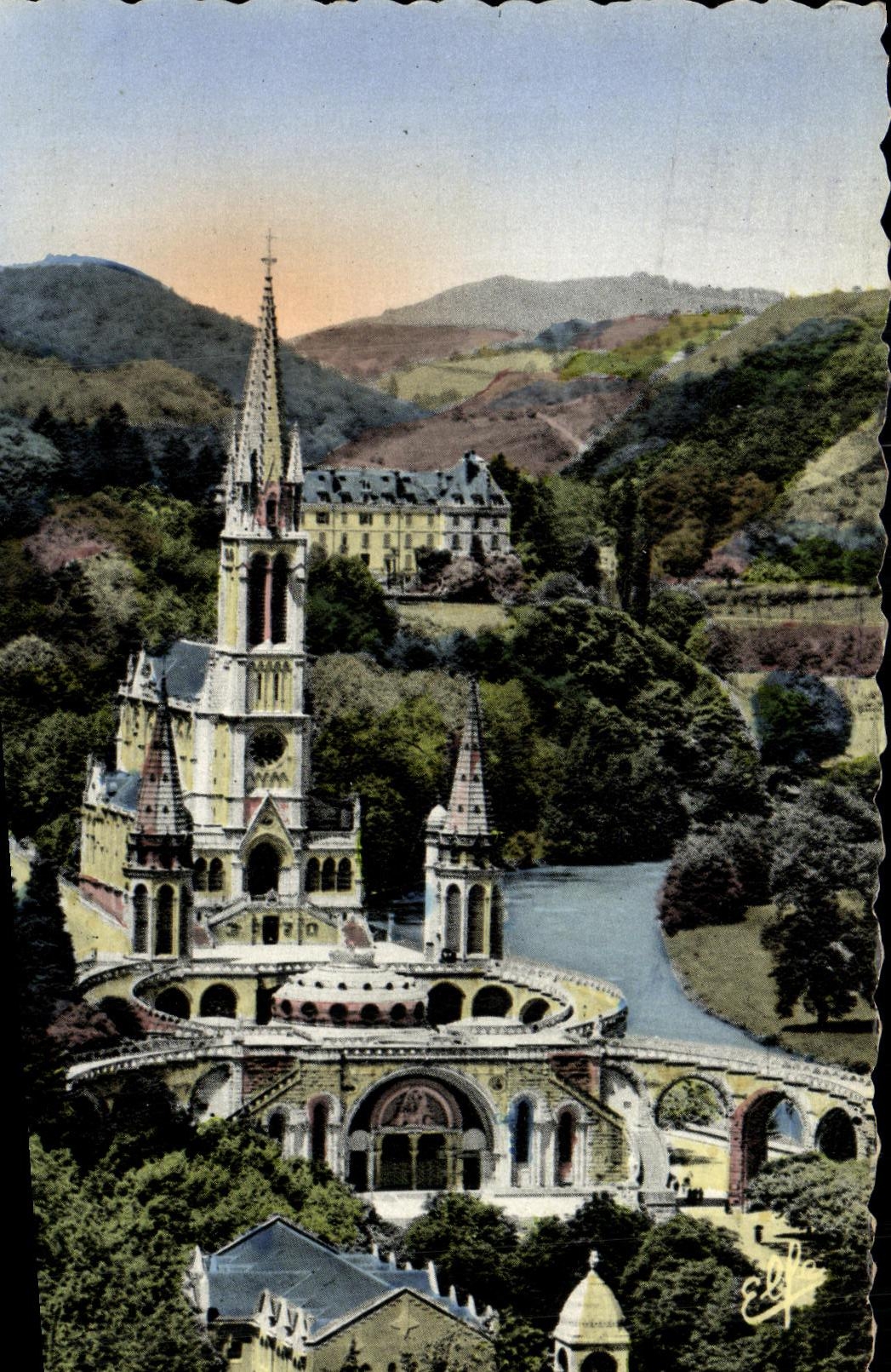 CPA Lourdes Vue Plongeante sur la Basilique et la Vallee du Gave