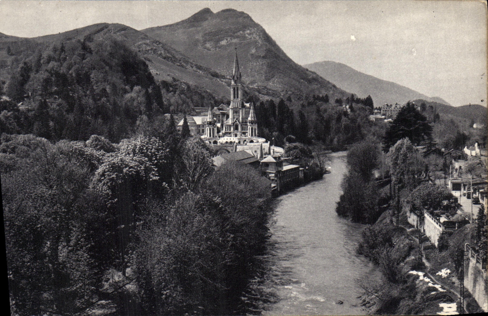 CPA Lourdes La Basilique et le Gave Vue prise de l Hotel Bethanic