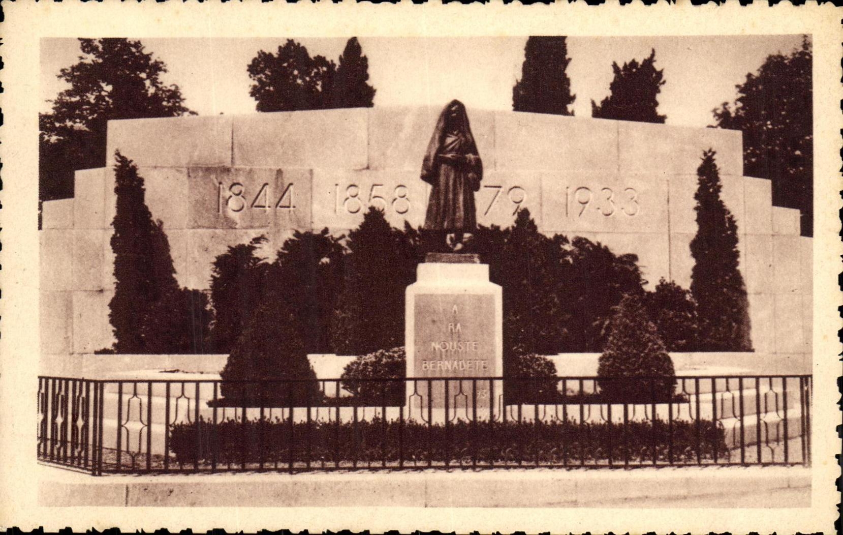 CPA Lourdes Monument a Sainte Bernadette