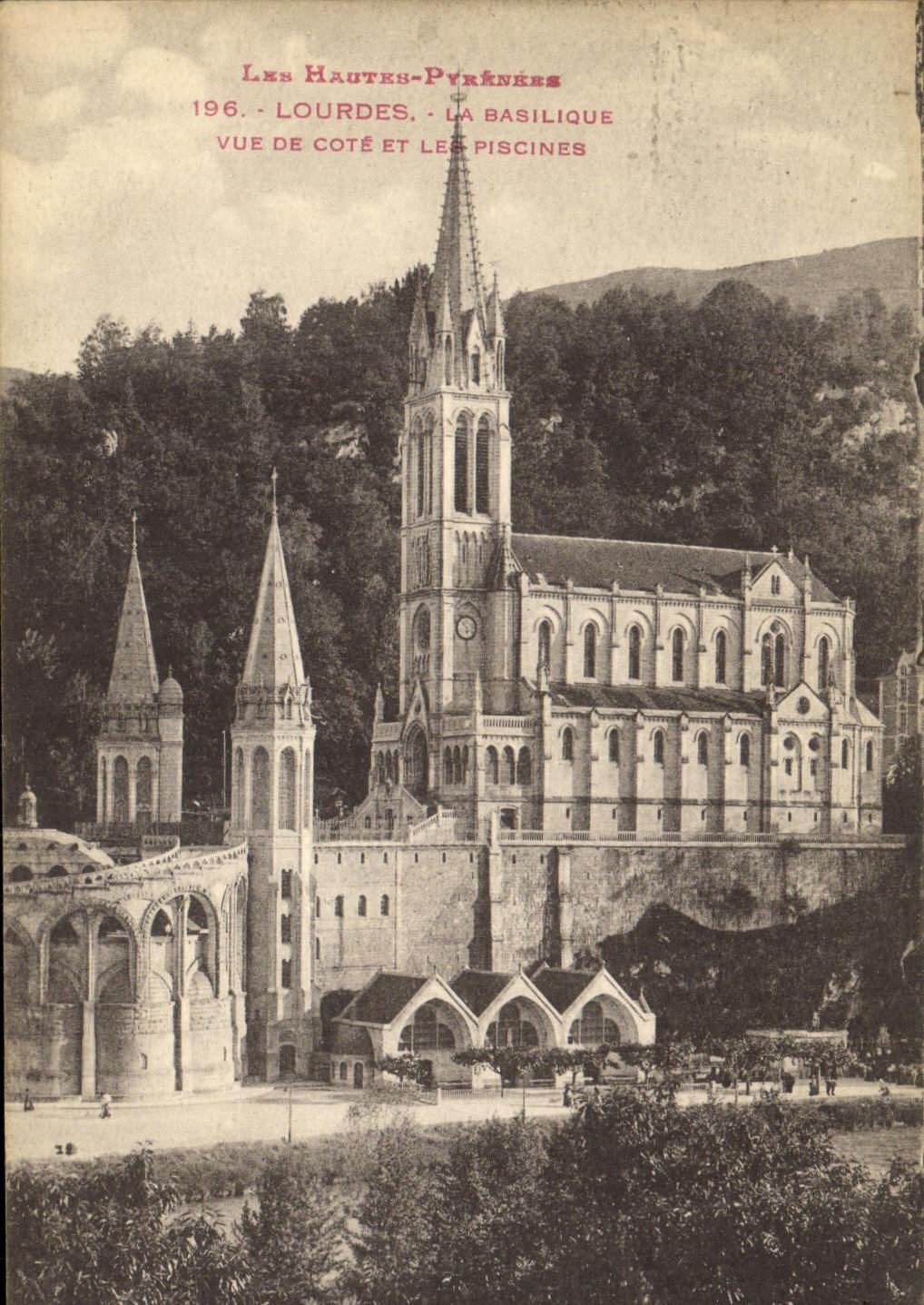 CPA Lourdes La Basilique Vue de cote et les Piscines