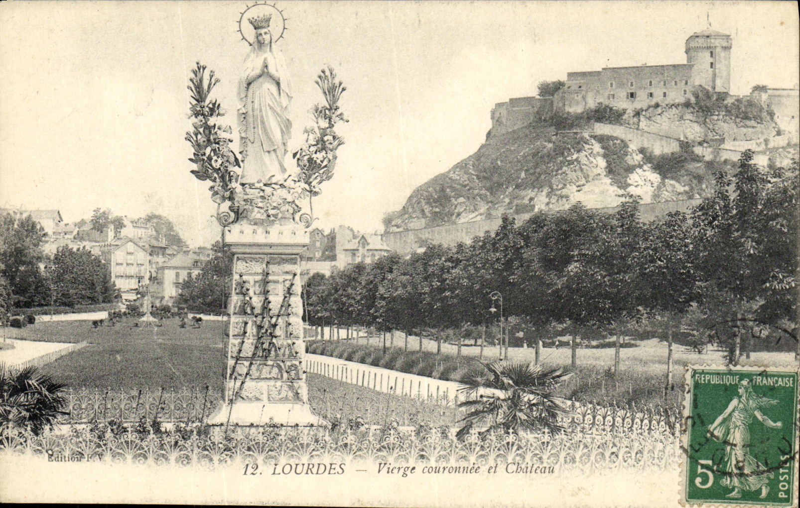 CPA Lourdes Vierge Couronnee et Chateau