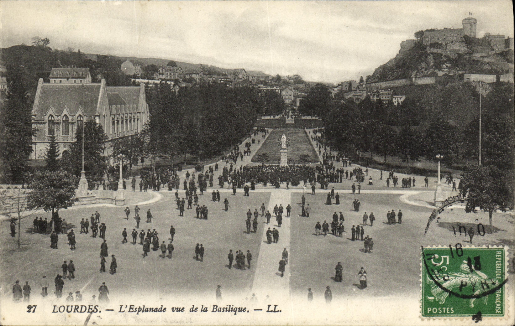 CPA Lourdes L Esplanade vue du la Basilique 