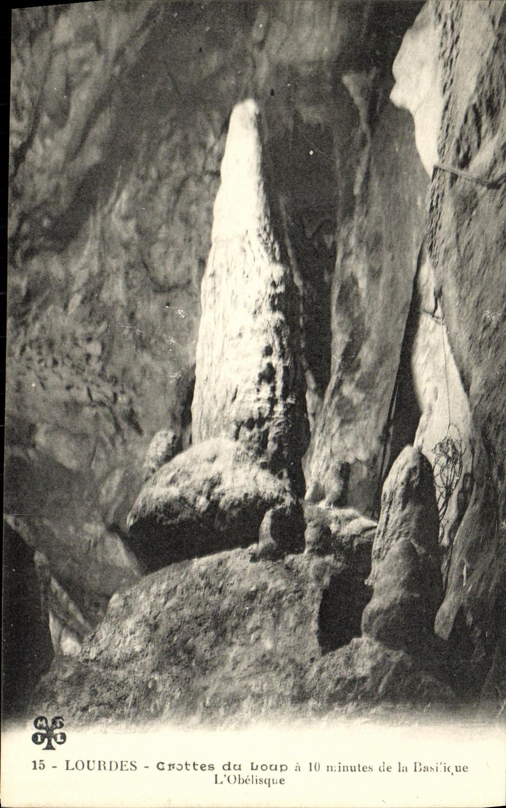 CPA Lourdes Grottes du Loup a 10 minutes de la Basilique L Obelisque