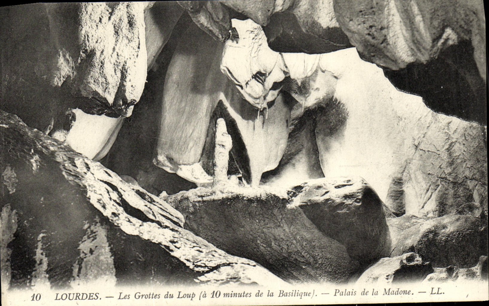 CPA Lourdes Les Grottes du Loup a 10 minutes de la Basilique Palais de la Madone