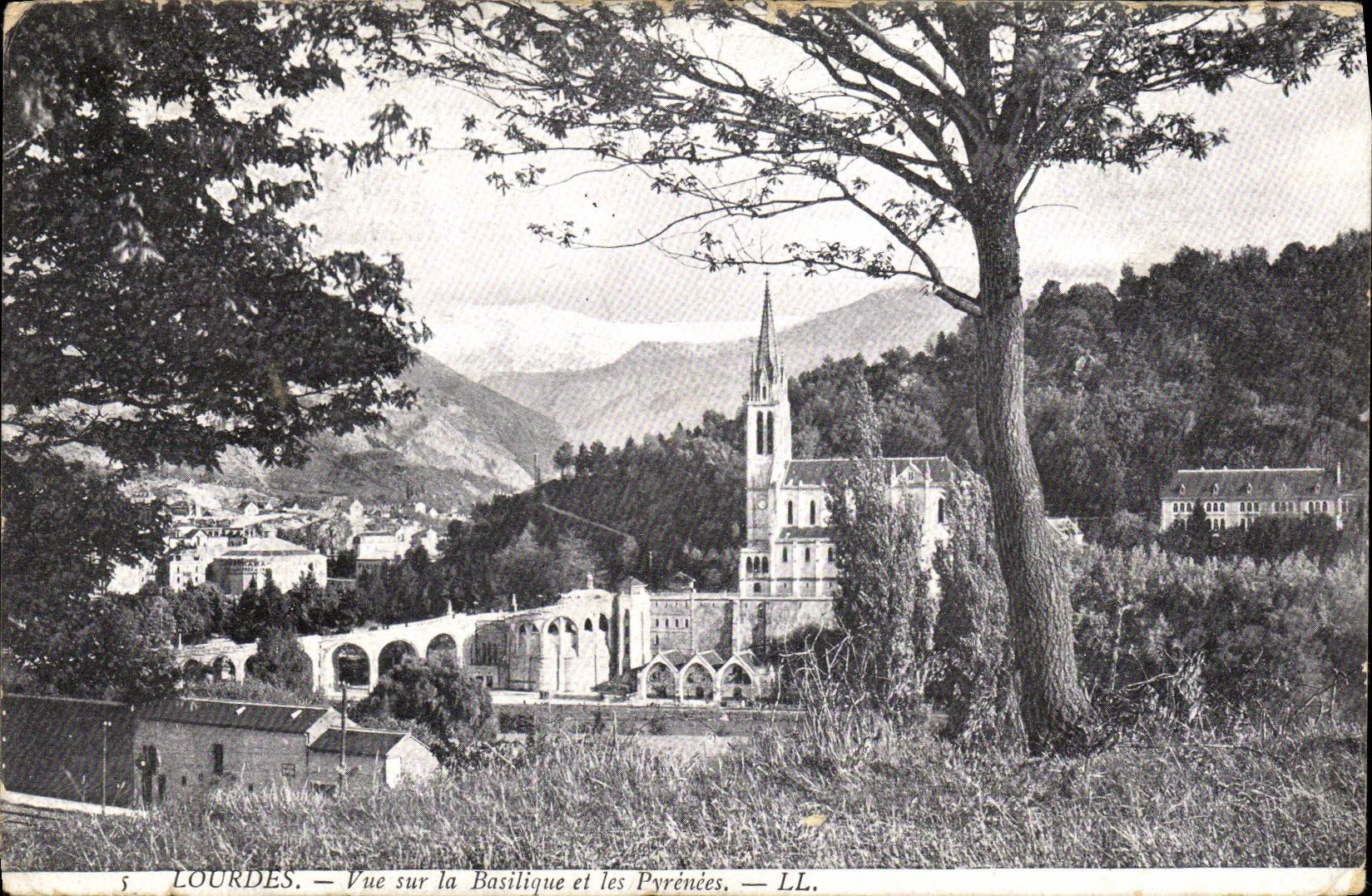 CPA Lourdes Vue sur la Basilique et les Pyrenees