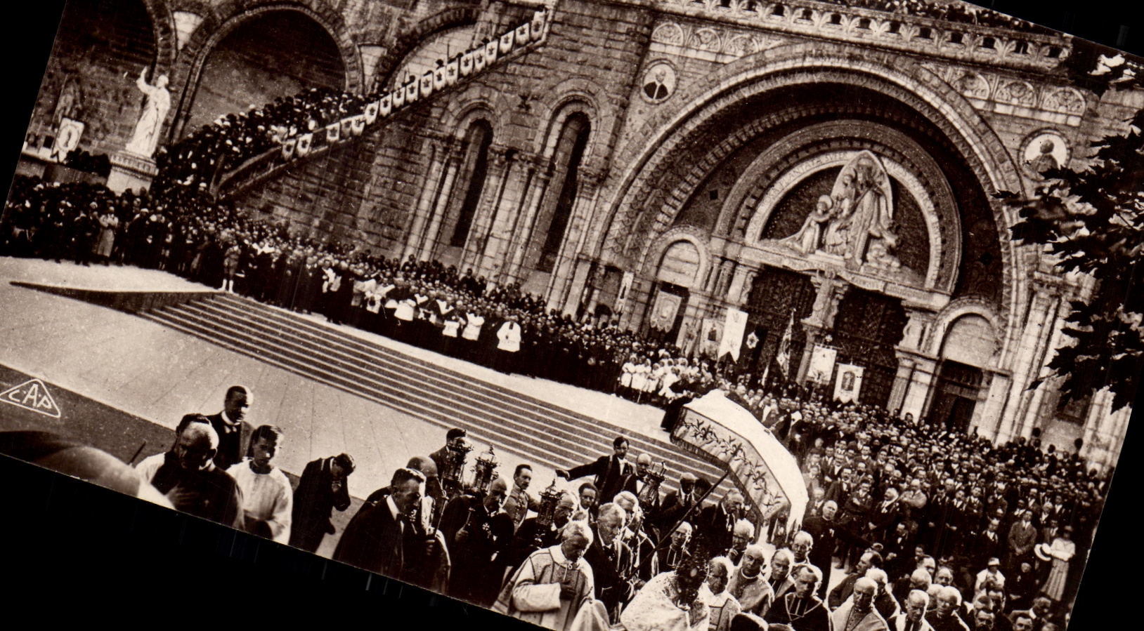 CPA Lourdes Benediction des malades devant le rosaire