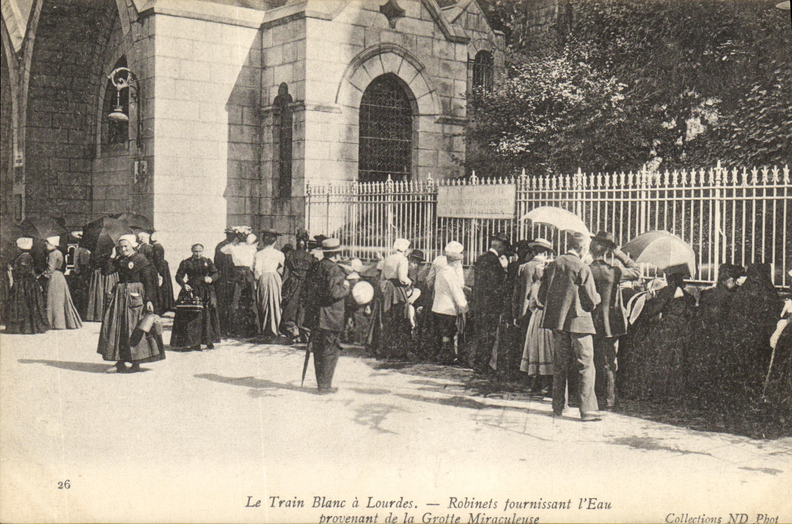 CPA Le Train Blanc a Lourdes Robinets fournissant l Eau provenant de la Grotte Miraculeuse