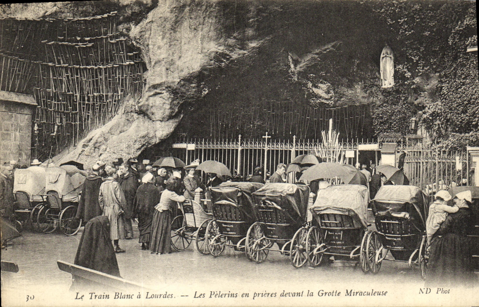 CPA Le Train Blanc a Lourdes Les Pelerins en prieres devant la Grotte Miraculeuse