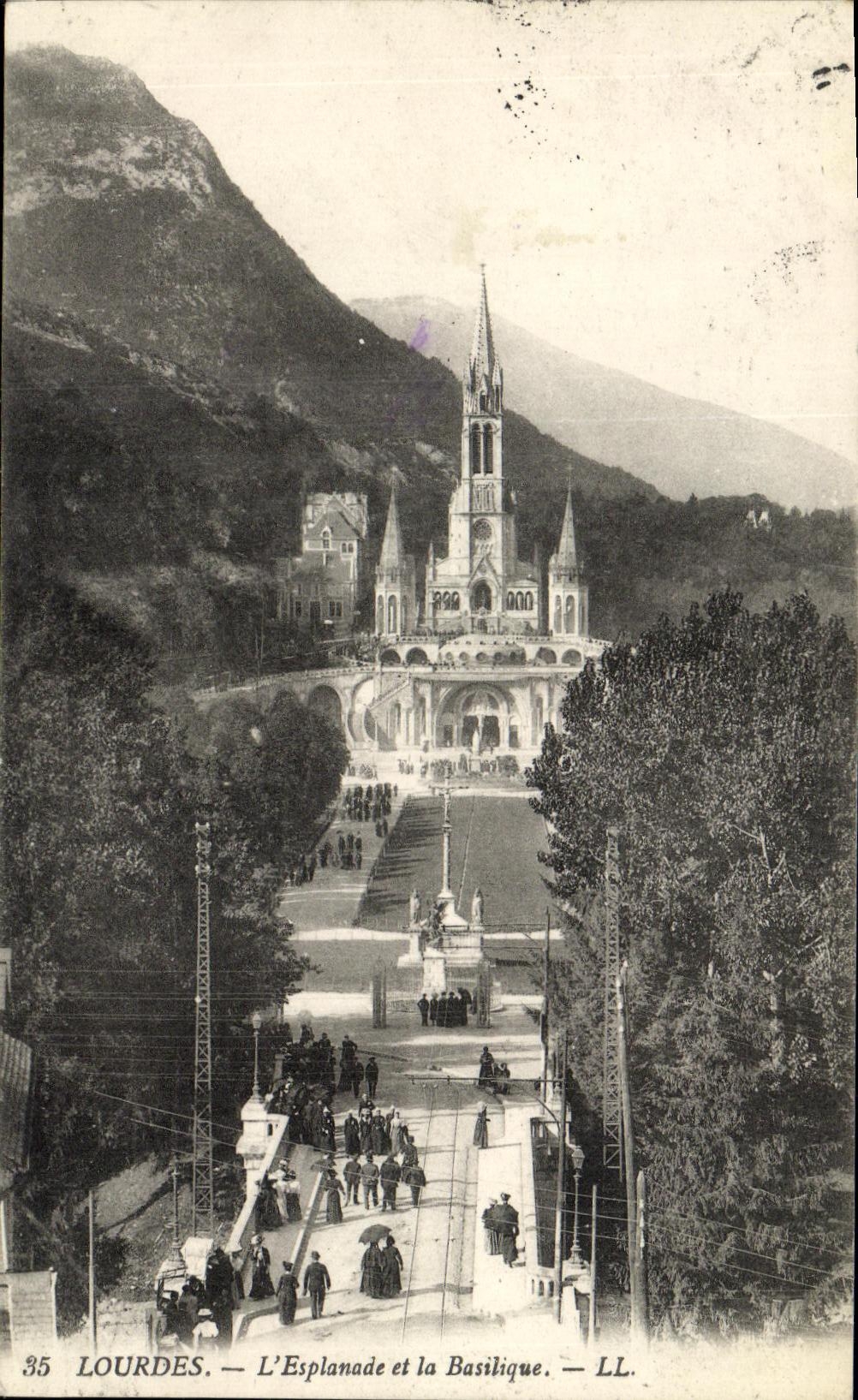 CPA Lourdes L Esplanade et la Basilique