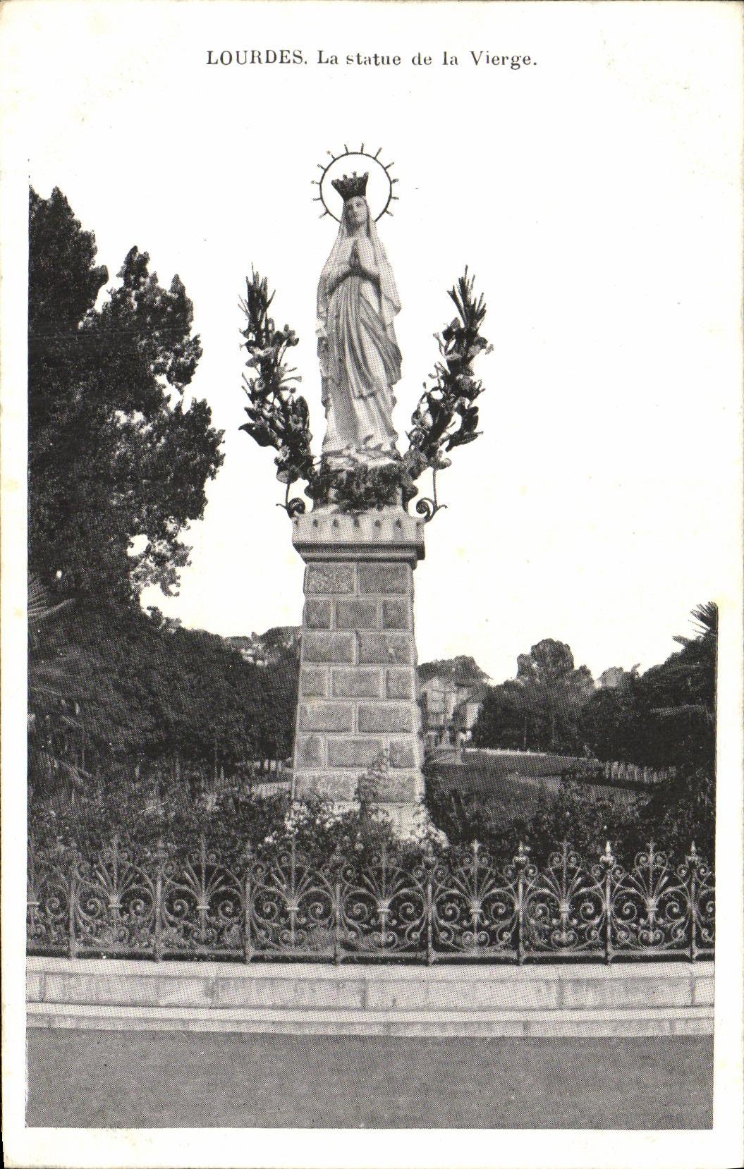 CPA Lourdes La Statue de la Vierge