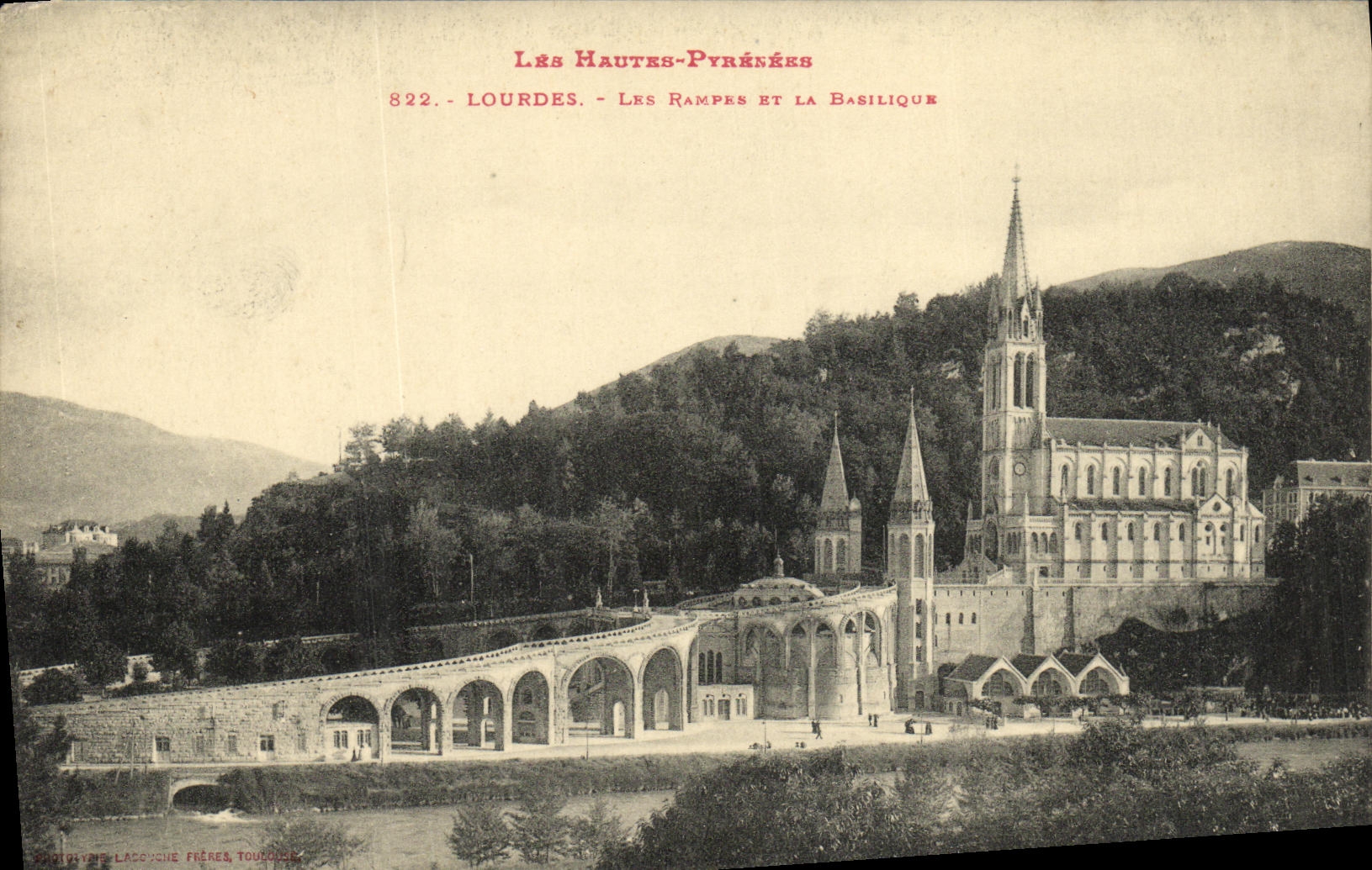 CPA Lourdes Les Rampes la Basilique 