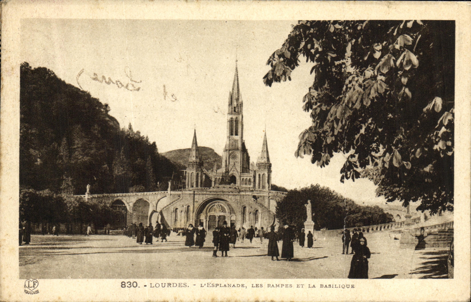 CPA Lourdes L Esplanade les Rampes et la Basilique