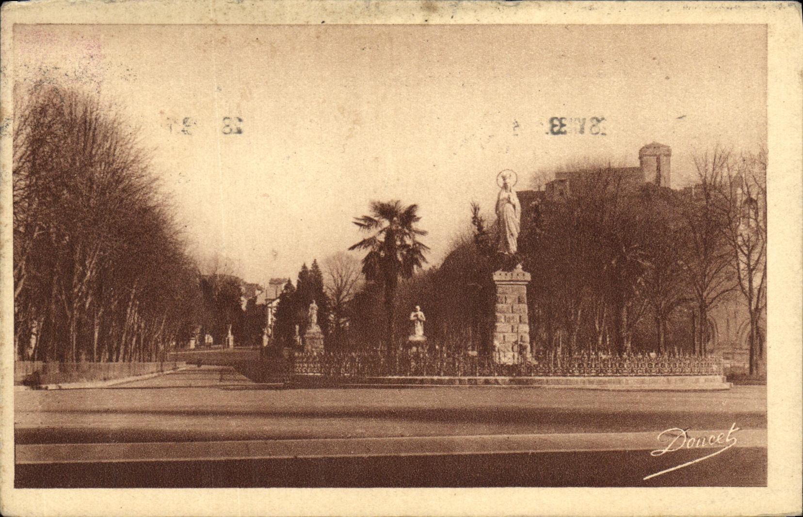 CPA Lourdes La Vierge Couronnee et le Chateau Fort