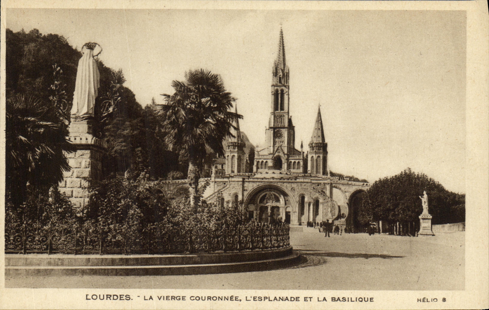 CPA Lourdes La Vierge Couronnee L Esplanade et la Basilique