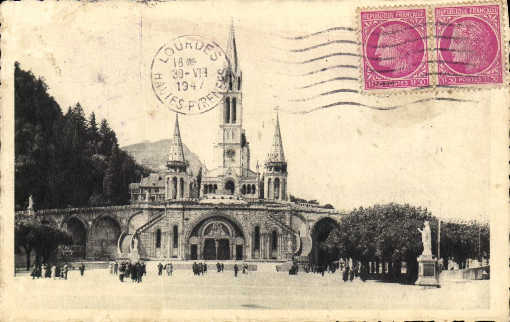 CPA Lourdes La Basilique et l Esplanade