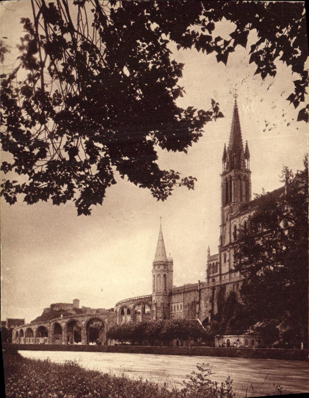 CPA Lourdes La Basilique et la Grotte du Gave