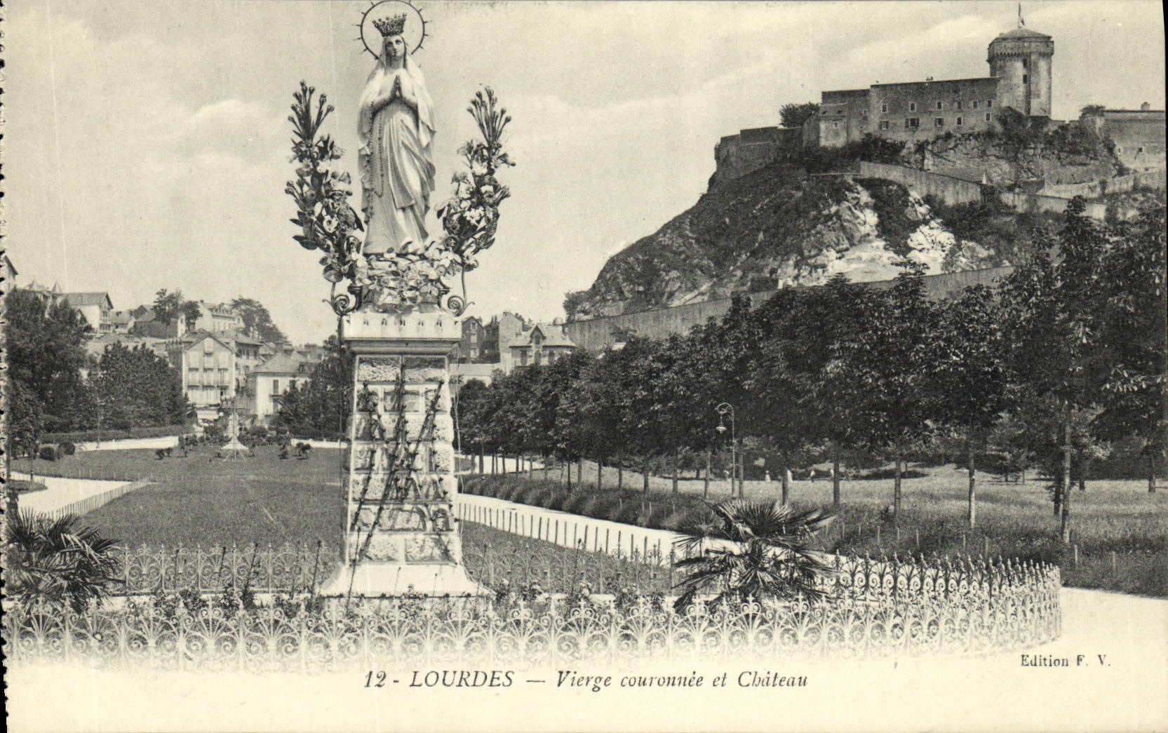 CPA Lourdes Vierge couronnee et Chateau