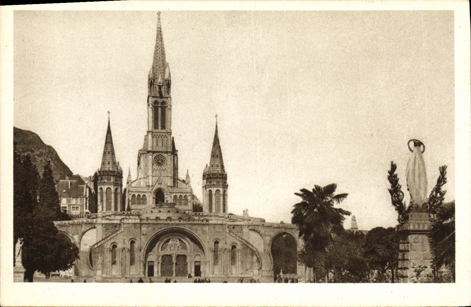 CPA Lourdes La Basilique et la Vierge Couronnee P D