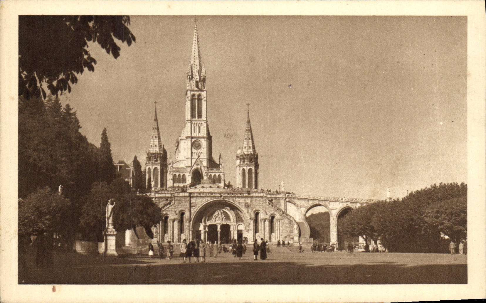 CPA Lourdes La Basilique et le Parvis