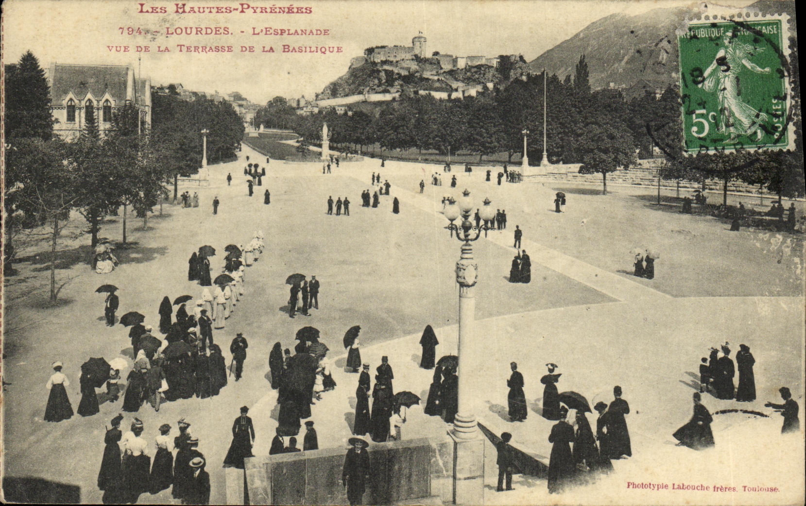 CPA Lourdes L Esplanade Vue de la Terrasse de la Basilique