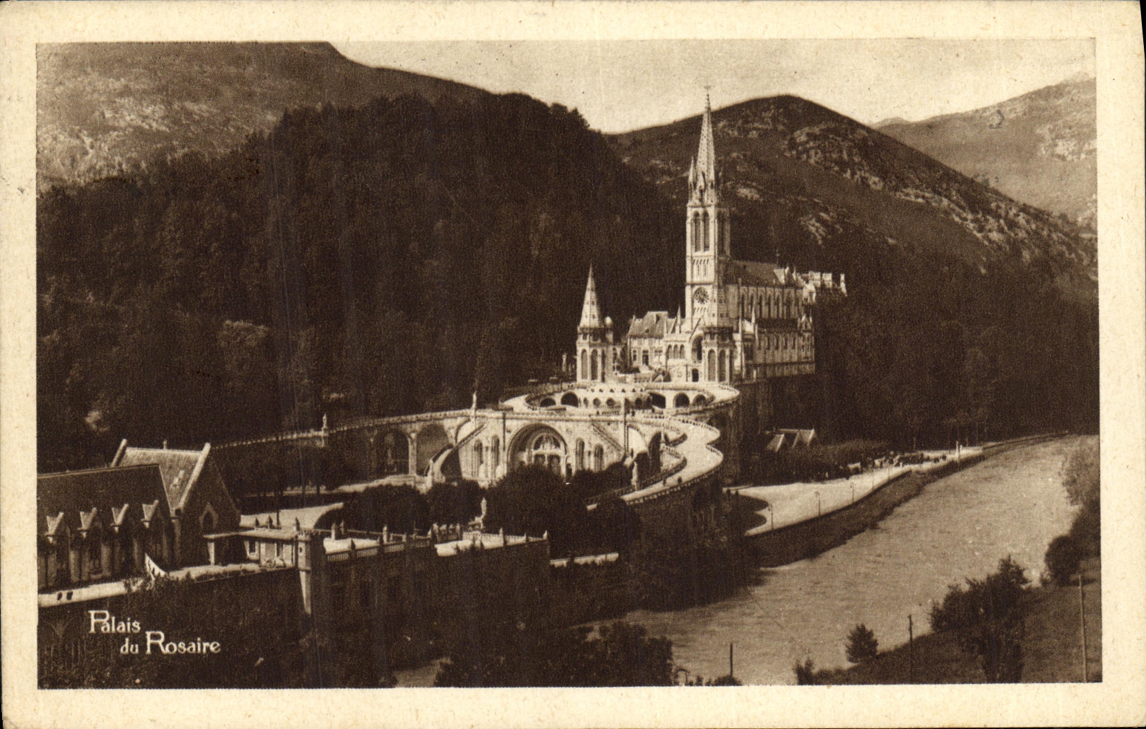 CPA Lourdes La Basilique et l Asile