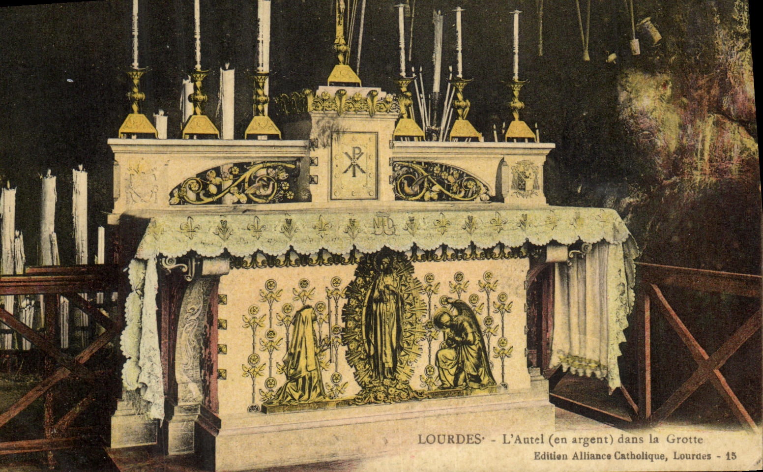 CPA Lourdes L Autel dans la Grotte