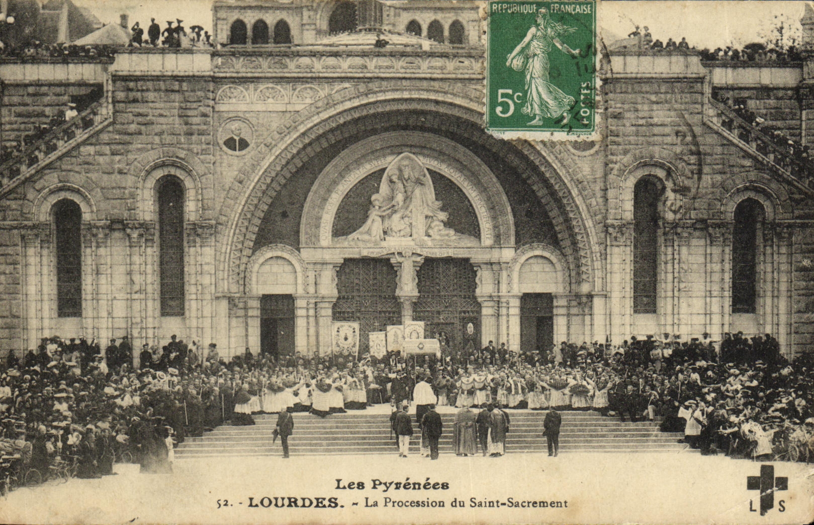 CPA Lourdes La Procession du Saint Sacrement