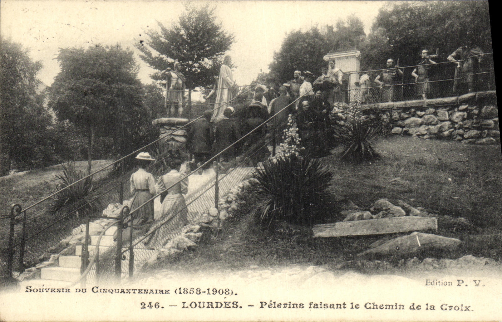 CPA Lourdes Pelerins Faisant le Chemin de la Croix